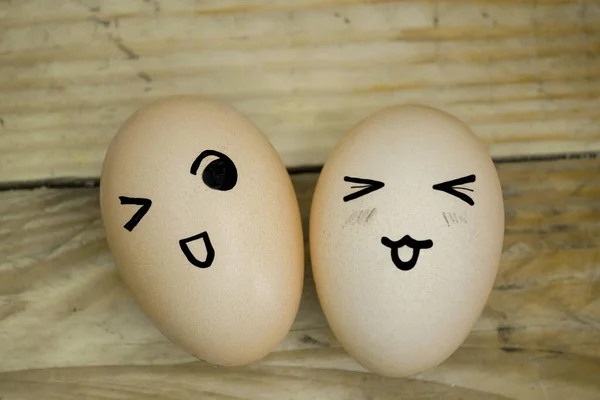 Два Яйця Емоціонами Фоні Дерев Яної Дошки Дерев Яному Столі — стокове фото