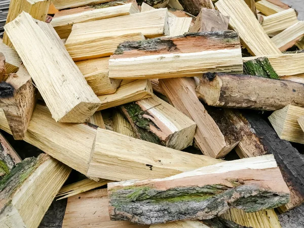 一堆堆柴火冬天用的木柴 橡胶树木柴 许多木柴 用来取暖房子的木柴 — 图库照片
