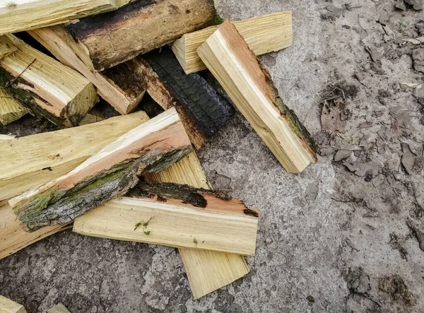 一堆堆柴火冬天用的木柴 橡胶树木柴 许多木柴 用来取暖房子的木柴 — 图库照片