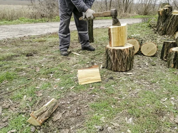 一个人砍柴 在冬天之前砍柴 斧头和木头 斧头劈柴的过程 — 图库照片