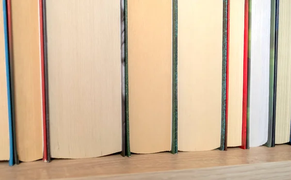 Βιβλία Στέκονται Σφιχτά Μεταξύ Τους Στο Ράφι Πολλά Βιβλία Στο — Φωτογραφία Αρχείου