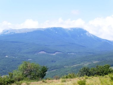 Dağ manzarası. Yeşil ağaçlı güzel dağlar. Dağlardaki manzara. Yüksek dağlar gökyüzüne çıkar..