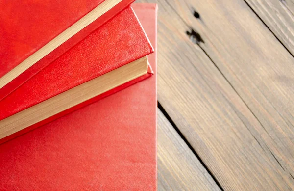 Książki Czerwoną Okładką Drewnianym Stole Podręczniki Szkoły College Drewnianym Tle — Zdjęcie stockowe