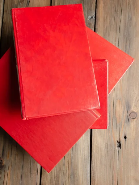 Livros Com Uma Capa Vermelha Uma Mesa Madeira Fundo Madeira — Fotografia de Stock