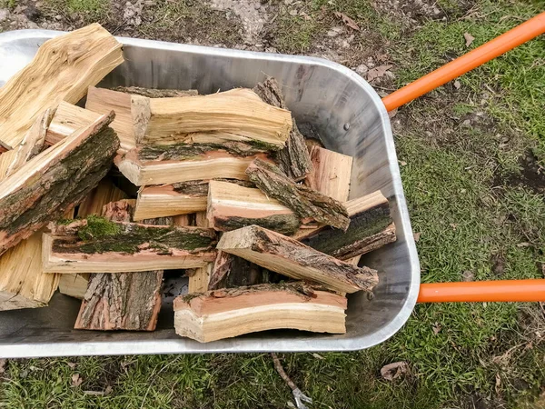 花园手推车上的柴火 很多用来取暖房子的碎木料 冬天给房子取暖用的柴火 — 图库照片