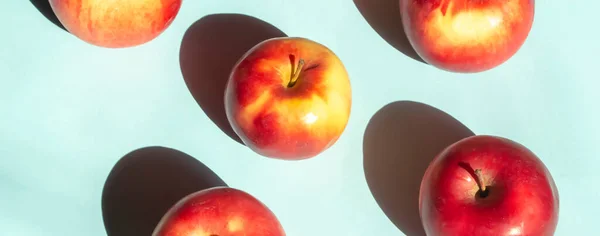 Auf Blauem Grund Liegen Rote Äpfel Mit Gelben Tonnen Helles — Stockfoto