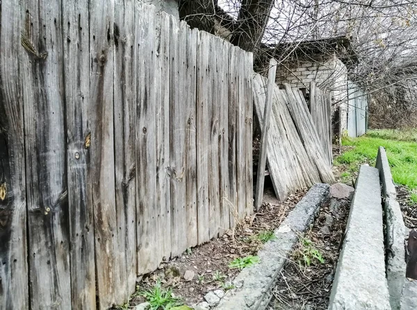 旧栅栏快要塌了 木栅栏倒了 一个木造的村庄的篱笆正在倒塌 一个坏的 危险的篱笆 — 图库照片