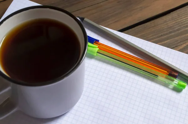 Secangkir Kopi Samping Notepad Dan Pena Atas Meja Ada Sebuah — Stok Foto