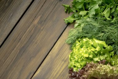 Marul yaprakları kırmızı ve yeşildir, maydanoz ve dereotlu. Yiyecek için yararlı bahar mahsulleri.