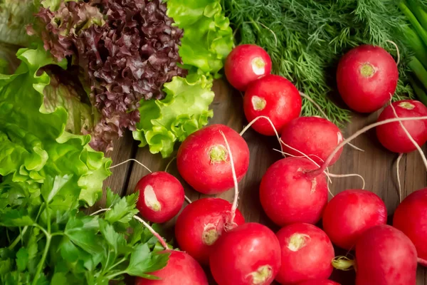 Voorjaarsgeschenken Van Natuur Nuttige Groenten Voor Salade Radijzen Sla Peterselie Stockfoto