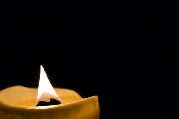Свічка Горить Темряві Темній Кімнаті Яскраве Полум Свічки Одна Свічка — стокове фото