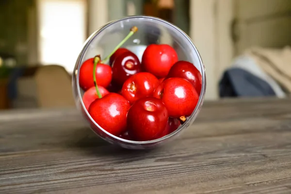 Piros Cseresznye Egy Pohárban Egy Üveg Cseresznye Fekszik Egy Asztalon — Stock Fotó