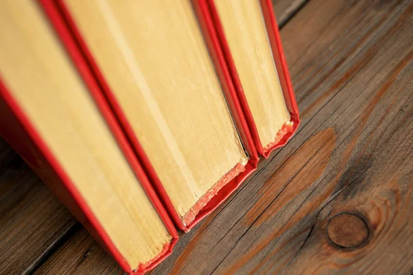 Hřbety Knih Červeným Krytem Tři Knihy Stojí Bok Boku Dřevěném — Stock fotografie