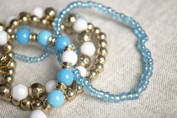 Armbänder Aus Perlen Mehrere Armbänder Aus Bisser Und Großen Perlen — Stockfoto