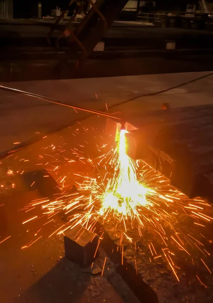 工場での金属加工 冶金学 鋳造所の冶金工場で働く 機械は金属を処理します 金属用ガス切断機 — ストック写真