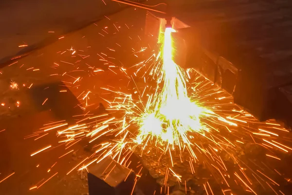 工場での金属加工 冶金学 鋳造所の冶金工場で働く 機械は金属を処理します 金属用ガス切断機 — ストック写真