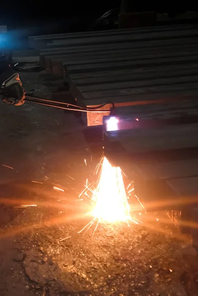 工厂的金属加工 金属冶金学在一家铸造冶金厂工作 这台机器加工金属 金属气体切割机 — 图库照片