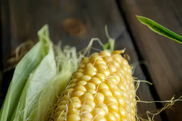 Kukorica Asztalon Néhány Fej Kukorica Levelekben Asztalon Fiatal Édes Kukorica — Stock Fotó