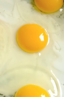 Sahanda sahanda yumurta. Protein kahvaltısı. Güzel yağda yumurta. Sarı sarısı.