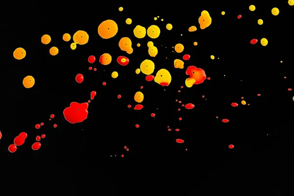 Gotas Pintura Sobre Lienzo Negro Manchas Pintura Amarilla Roja Sobre — Foto de Stock