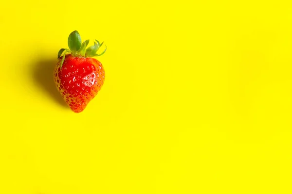 Eine Rote Erdbeere Mit Grünem Schwanz Auf Gelbem Hintergrund Sommer — Stockfoto
