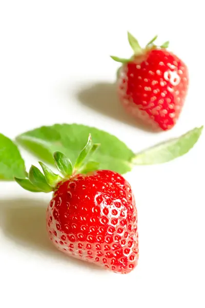 Erdbeeren Mit Minze Auf Weißem Hintergrund Heller Hintergrund Mit Roten — Stockfoto