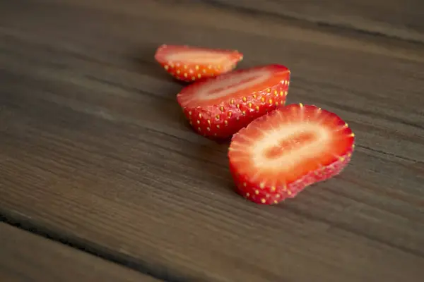 Drei Erdbeerscheiben Auf Einem Hölzernen Hintergrund Erdbeerscheiben Auf Einem Brett — Stockfoto