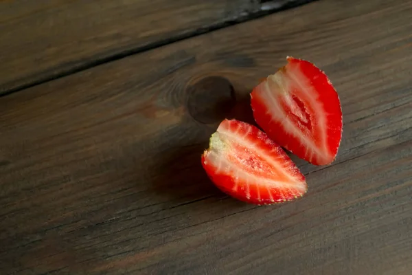 Zwei Hälften Erdbeeren Auf Einem Hölzernen Hintergrund Erdbeeren Halbieren Reife — Stockfoto