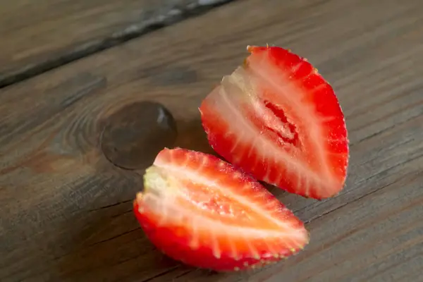 Erdbeerhälften Auf Einem Holztisch Saftige Erdbeeren Geschnitten Süße Erdbeeren Der — Stockfoto