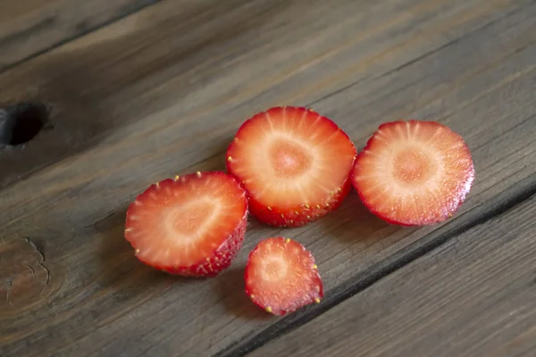 Erdbeerscheiben Auf Einem Holztisch Kleine Stücke Erdbeeren Optionen Zum Schneiden — Stockfoto