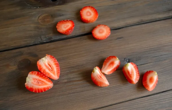 Erdbeerscheiben Auf Einem Holztisch Kleine Stücke Erdbeeren Optionen Zum Schneiden — Stockfoto