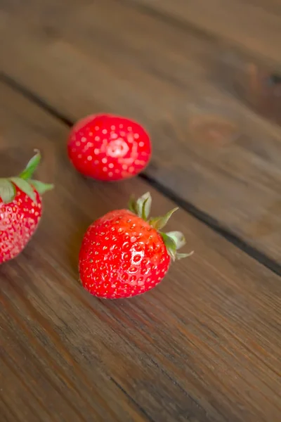 Reife Erdbeeren Auf Einem Holztisch Erdbeeren Mit Grünem Schwanz Auf — Stockfoto