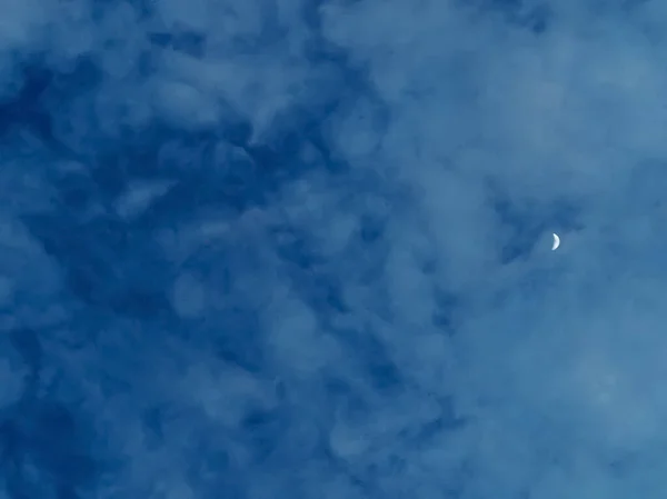 Młody Księżyc Jasnym Wieczornym Niebie Miesiąc Wzrósł Wczesnym Wieczorem Księżyc — Zdjęcie stockowe