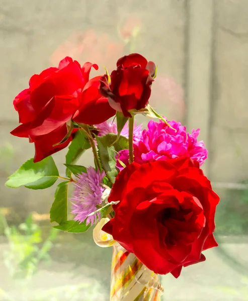 Μπουκέτο Βάζο Στο Παράθυρο Μπουκέτο Τριαντάφυλλα Άνθη Καλαμποκιού Και Παιώνιες — Φωτογραφία Αρχείου