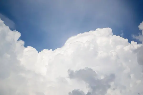 青空に対する信じられないほどの雲 真っ青な空に白い雲が立っている 楽しい空だ 雲のクローズアップ — ストック写真