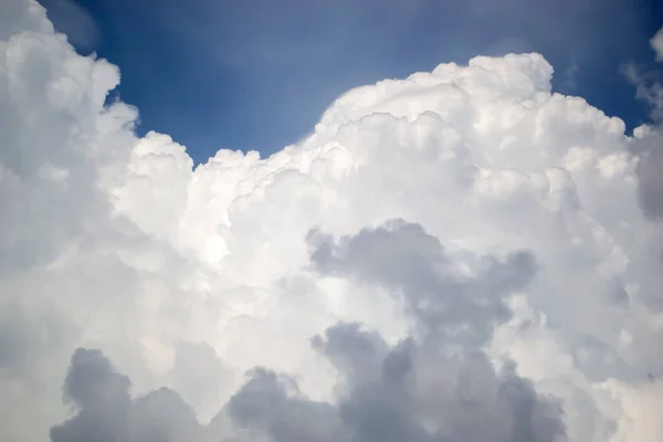 Mavi Gökyüzüne Karşı Inanılmaz Bulutlar Mavi Gökyüzünde Beyaz Kıvırcık Bulutlar — Stok fotoğraf