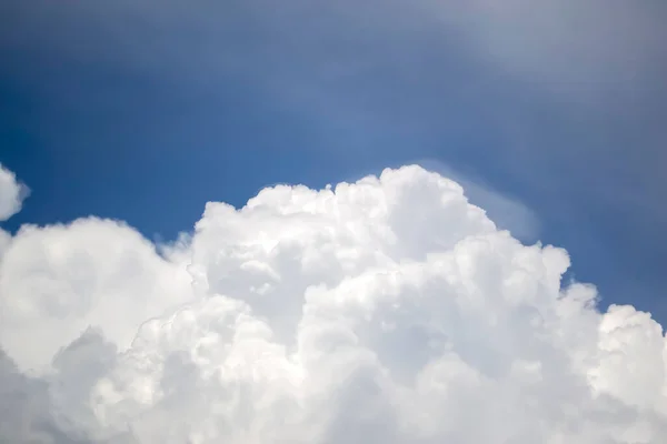 Mavi Gökyüzüne Karşı Inanılmaz Bulutlar Mavi Gökyüzünde Beyaz Kıvırcık Bulutlar — Stok fotoğraf