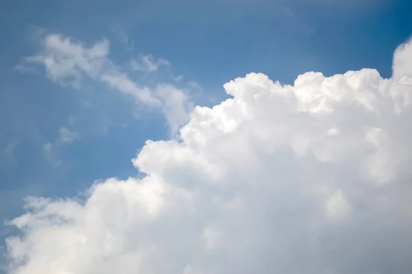 Increíbles Nubes Contra Cielo Azul Nubes Blancas Rizadas Sobresalen Cielo — Foto de Stock