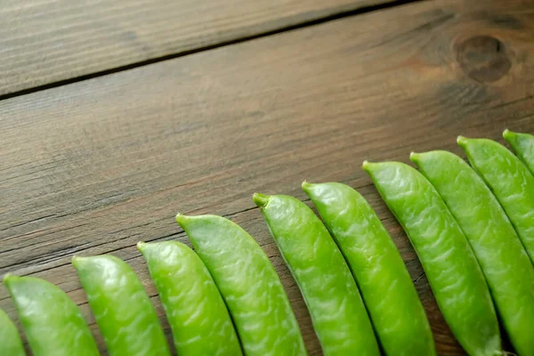Green Pea Pods Lie Row Wooden Table Green Peas Lie — Stock Photo, Image
