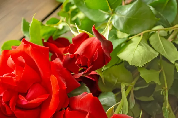Velký Záblesk Rudé Růže Zblízka Červená Růže Dřevěném Stole — Stock fotografie