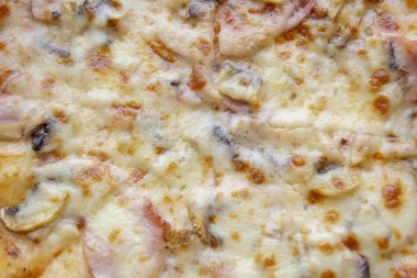 Etli ve peynirli pizzanın arka plan fotoğrafı. Etli ve peynirli pizza..