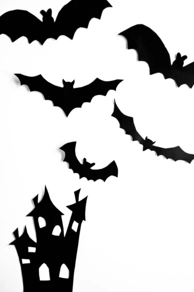 Λευκό Φόντο Ένα Τρομακτικό Σπίτι Και Μαύρες Νυχτερίδες Είναι Αποκριάτικες — Φωτογραφία Αρχείου
