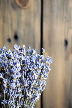 Ahşap bir masanın arka planında bir demet lavanta. Mavi lavanta çiçekleri. Bir demet lavanta yakın plan..