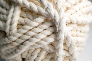 Beyaz pamuklu ip. Pamuk ipin yakın çekimi. Yaralı ip.