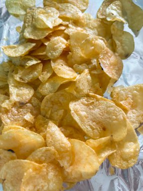Bir sürü cips. Abur cubur cipstir. Folyoda patates cipsi.