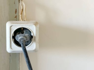 Çatallı Roshetka. Priz pervaza bağlı. Siyah priz beyaz sokette.