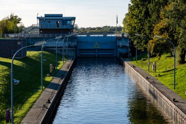 Hamburg, Almanya - 10 09 2022: Hamburg 'daki kilit kanalı ve Tatenberger kilidi