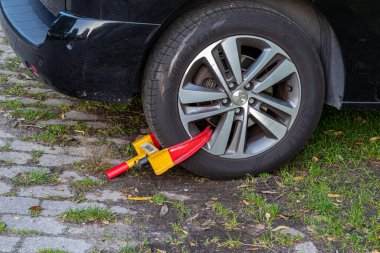 Hamburg, Almanya - 10 06 2022: takılı veya lastik klipsli bir araba lastiğine yakın çekim