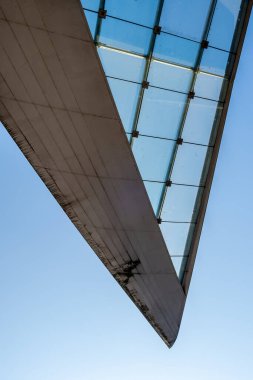 Modern cam çatının keskin bir köşesine yakın çekim