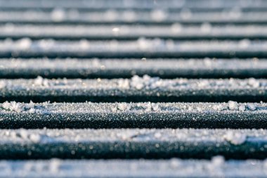 buz kristallerinden makro çekim ve metal destekli kar